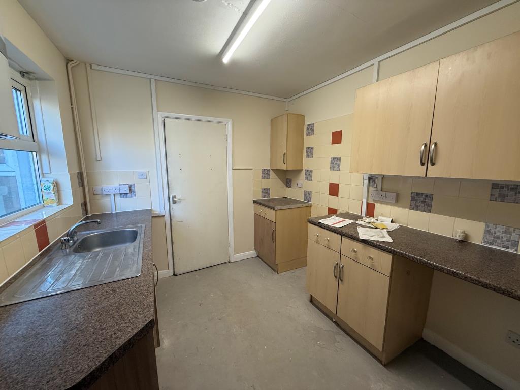 Lot: 59 - MID-TERRACE HOUSE IN NEED OF IMPROVEMENT - Kitchen